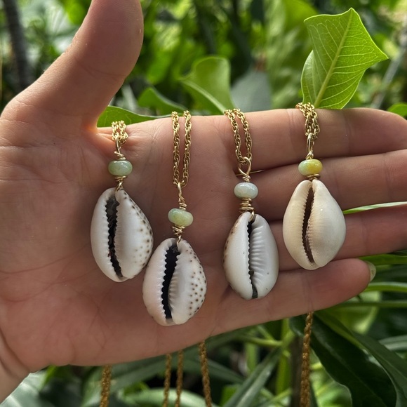 Gold plated wrapped cowrie sea shell necklace chain - Picture 6 of 6